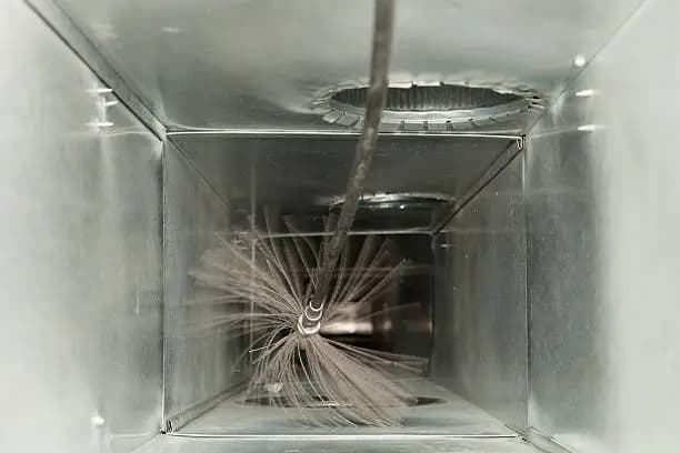 Brush cleaning equipment inserted into a ventilation duct